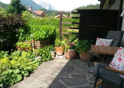 Süd-West-Terrasse mit Gartenmöbel - Ferienwohnung Anne Mittenwald
