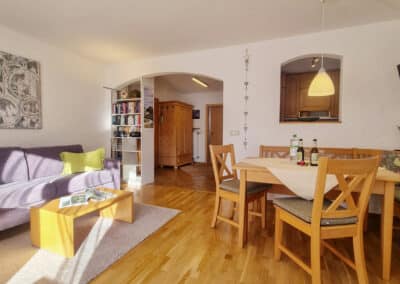 Wohnzimmer mit Blick in den Flur - gemütlich - Ferienwohung Anne Mittenwald