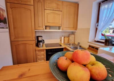 Blick in die Küche mit Äpfel - Ferienwohung Anne Mittenwald