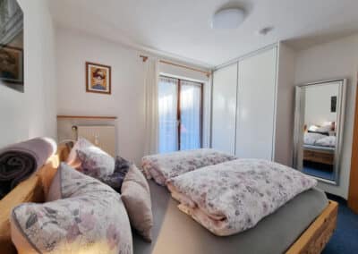 Schlafzimmer mit Kleiderschrank - Ferienwohung Anne Mittenwald