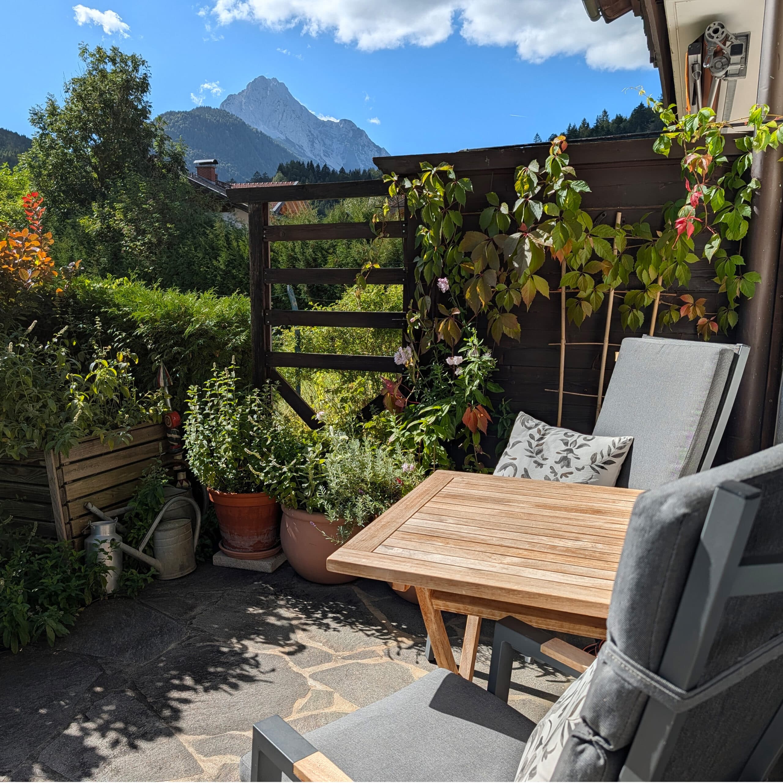 Gemütliche Sitzecke auf der geschützten Terrasse mit Blick auf den Wetterstein Quadrat