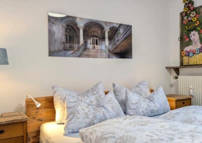 Gemütliches Schlafzimmer mit dekorativer Kunst