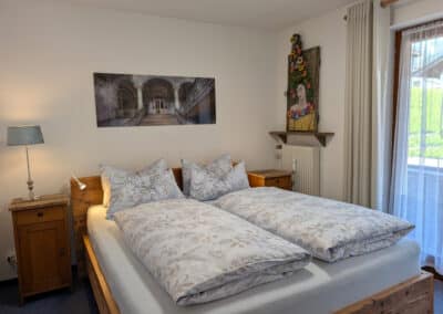 Gemütliches Schlafzimmer mit rustikalem Holzbett 2