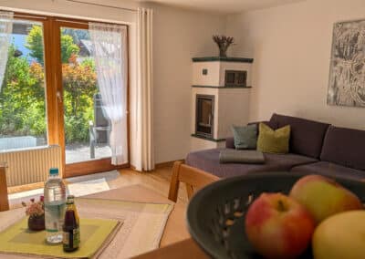 Wohnzimmer mit Obstschale und Kachelofen